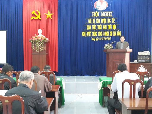 Hinh-Bi-thu-Huyen-uy-Truong-Van-Đat-truyen-đat-Nghi-quyet.jpg Hinh-Bi-thu-Huyen-uy-Truong-Van-Đat-truyen-đat-Nghi-quyet.jpg